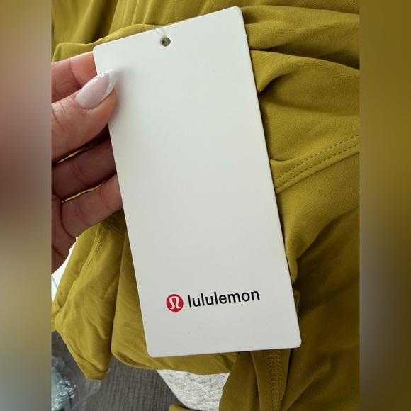 Lululemon Athletica back in action  Nulu Long Sleeve Top 10 NEW - Picture 8 of 11